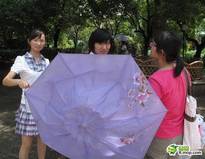 苏州最美女孩暴雨中为残疾乞丐撑伞